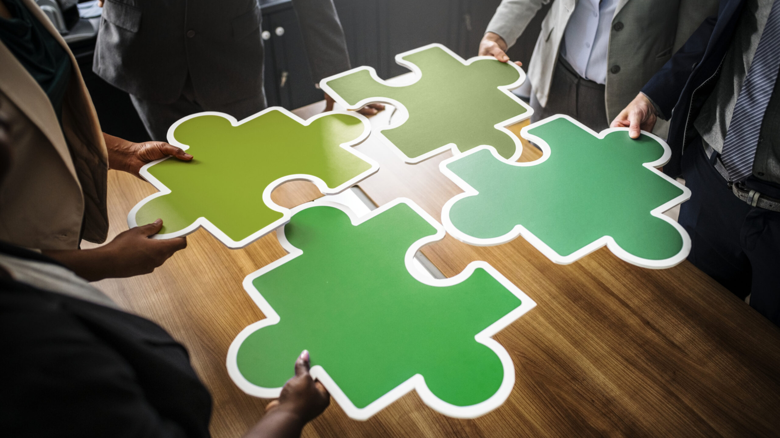 Business people connecting puzzle pieces